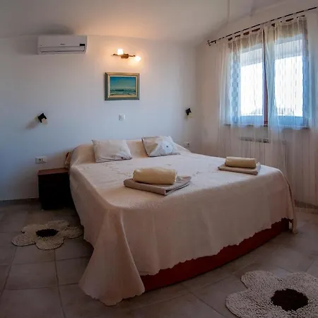 Villa Maja Rustic Oasis With Private Pool & Lush Garden Villa Ližnjan